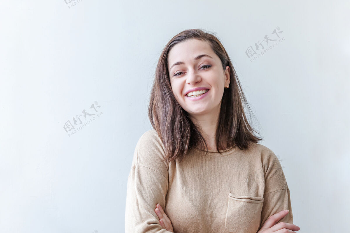 漂亮快乐的女孩微笑美丽的肖像年轻快乐积极的黑发女子隔离在白色背景上欢笑情绪肖像