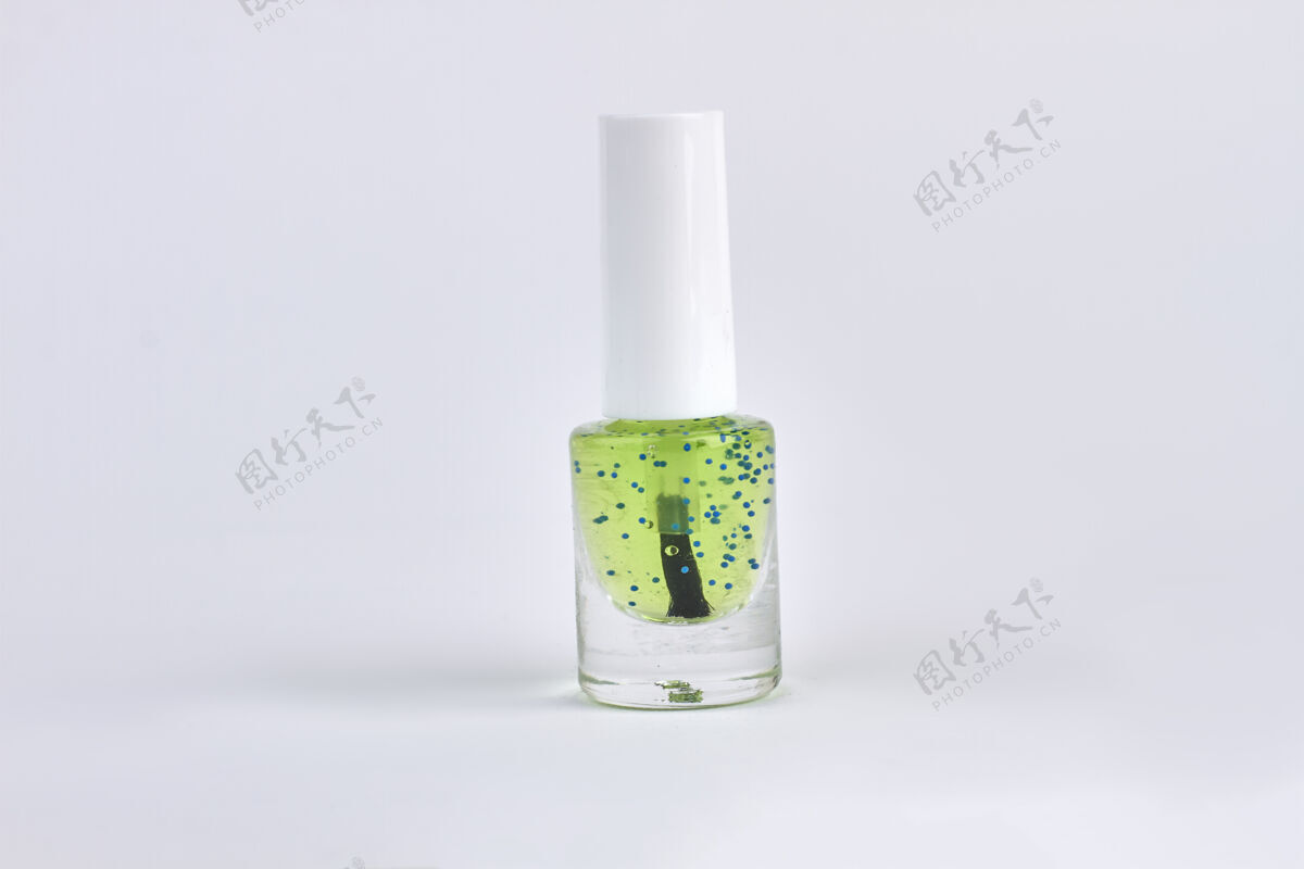 珐琅绿色透明指甲油隔离在白色上化妆产品特写化妆品透明玻璃