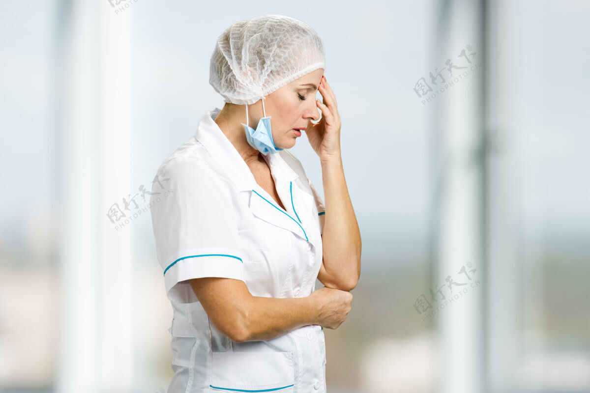抱抱着郁闷不开心的女医生郁闷不安的成熟女医生手拉手靠近头部担心压力西装