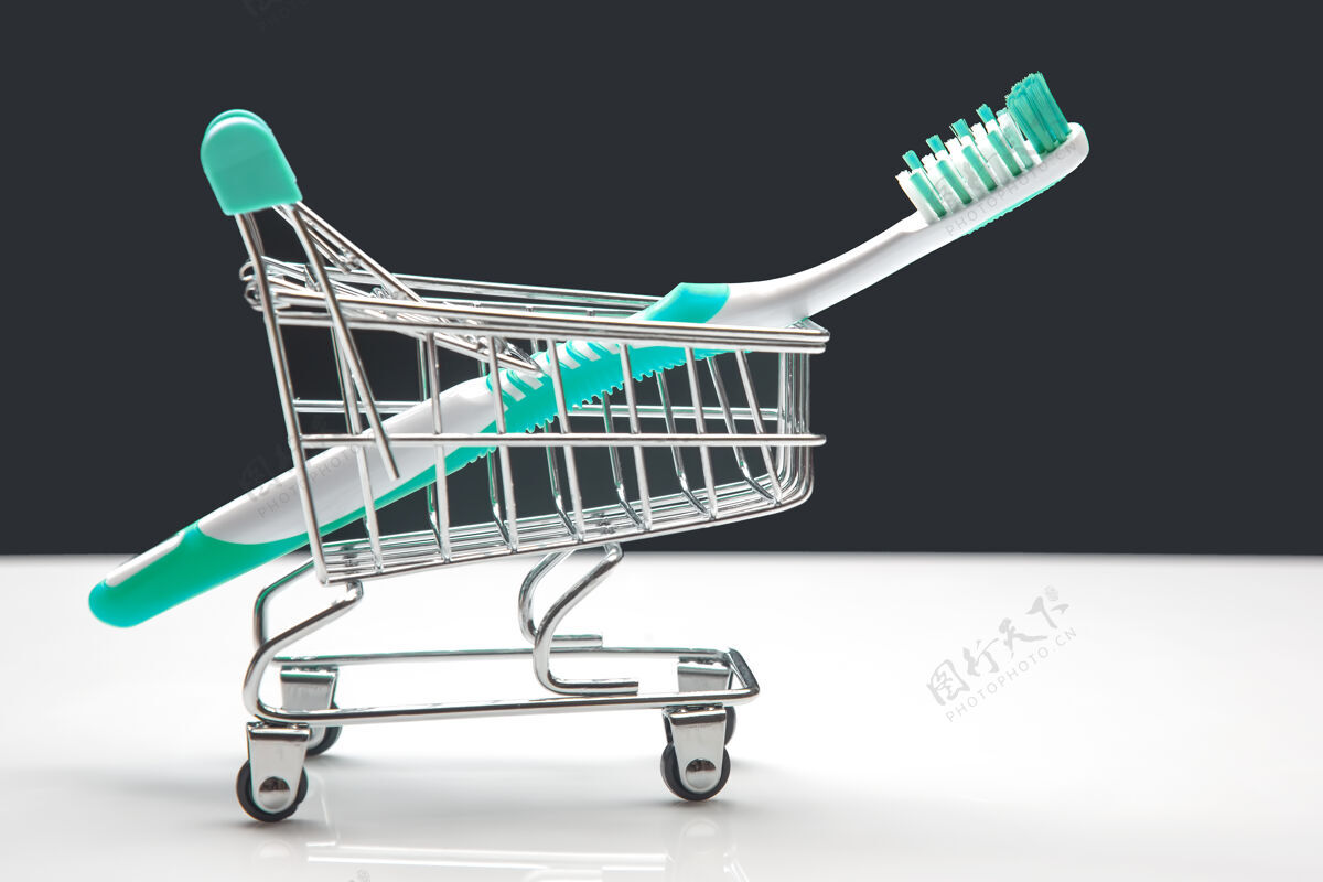 牙刷牙刷放在集市的篮子里 放在黑暗中口腔壁卫生电子商务清洁零售
