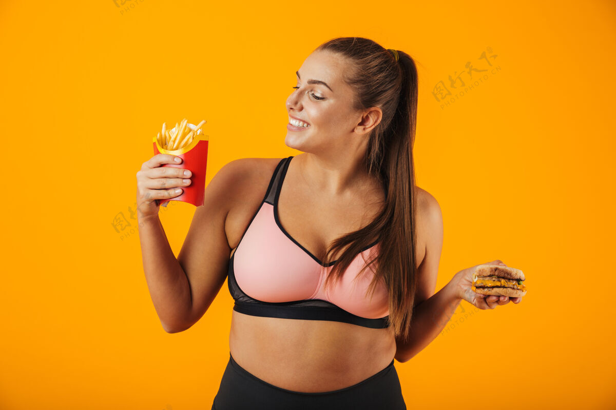 保持一个快乐的超重健身女人的画像情绪选择减肥