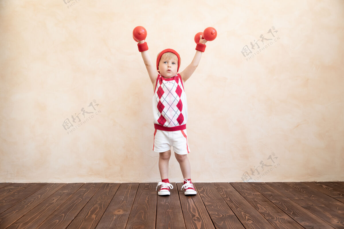 肌肉快乐的孩子在家玩运动员活跃孩子