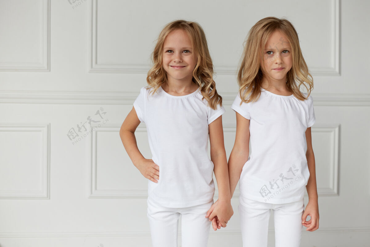金发两个穿白衣服的小女孩姐姐孩子姿势