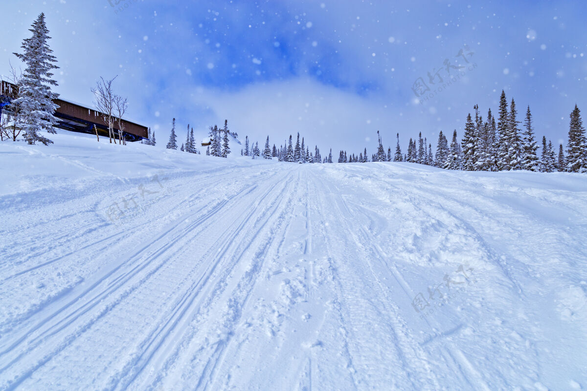 俄罗斯雪列格什滑雪场位于山shoriya森林降雪西伯利亚
