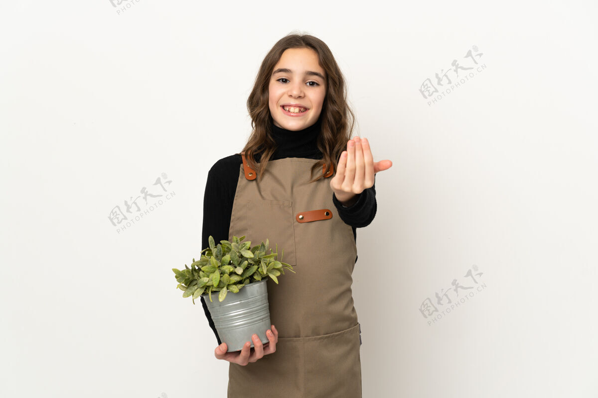 来小女孩拿着白色背景上的一株孤立的植物 手牵着手 很高兴你来了自然邀请花盆