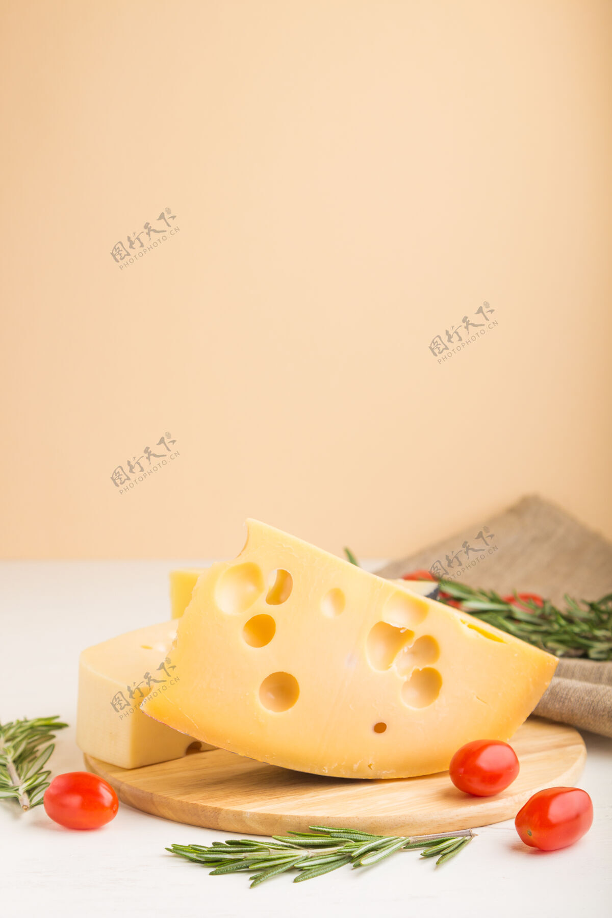 帕尔马干酪各种类型的奶酪 迷迭香和西红柿放在木板上 表面是白色和橙色 亚麻织物复制空间自然迷迭香