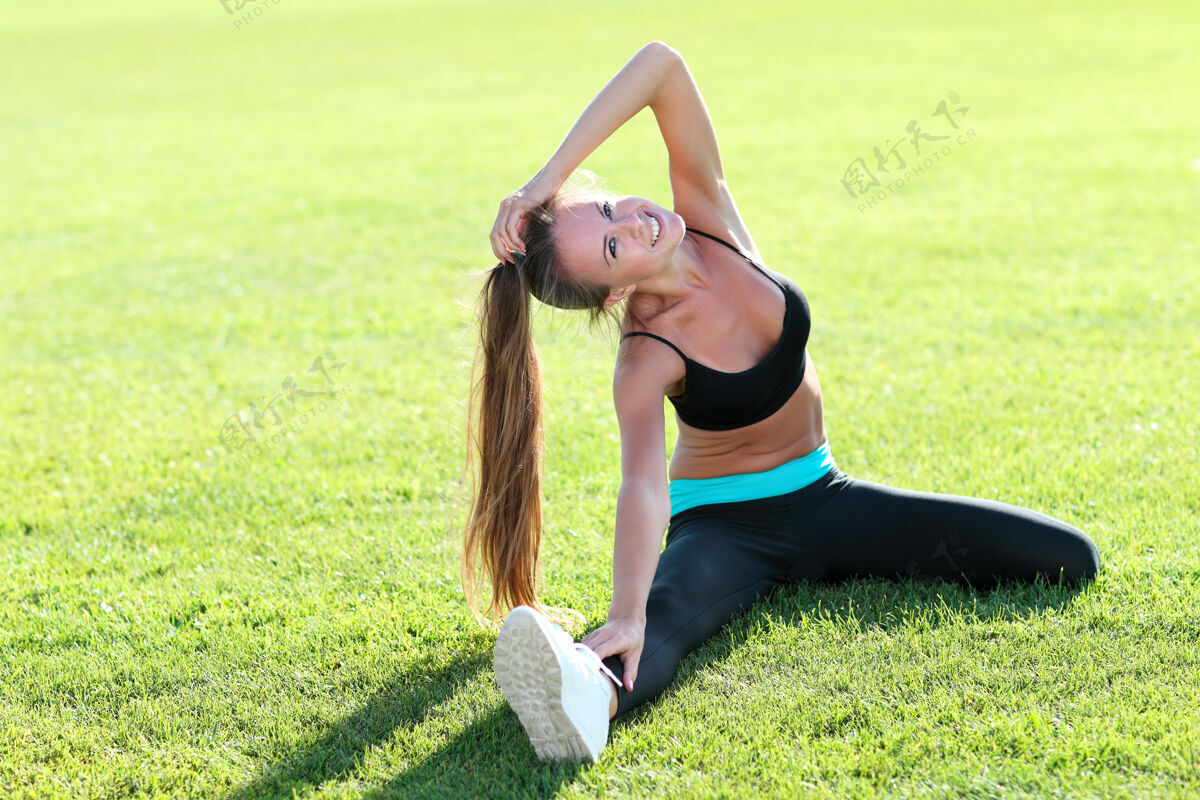 户外美女在体育场做核心训练训练活跃身体