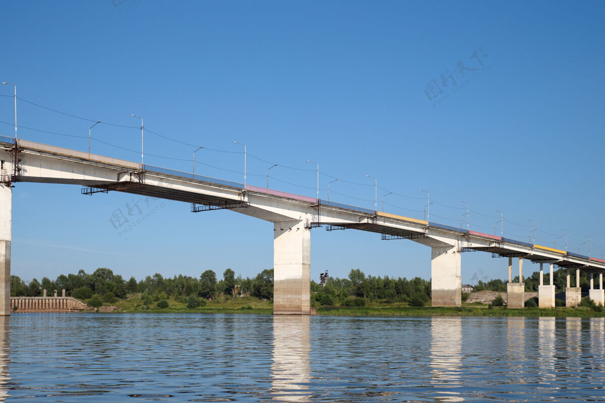 视图河上的钢筋混凝土桥环境工程湖泊