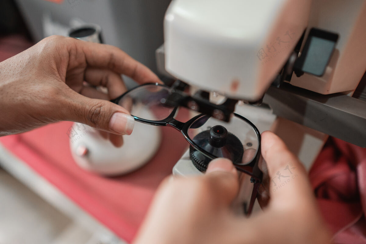 医生有人在眼科诊所用眼镜检查器检查病人的眼镜教育计算机发现