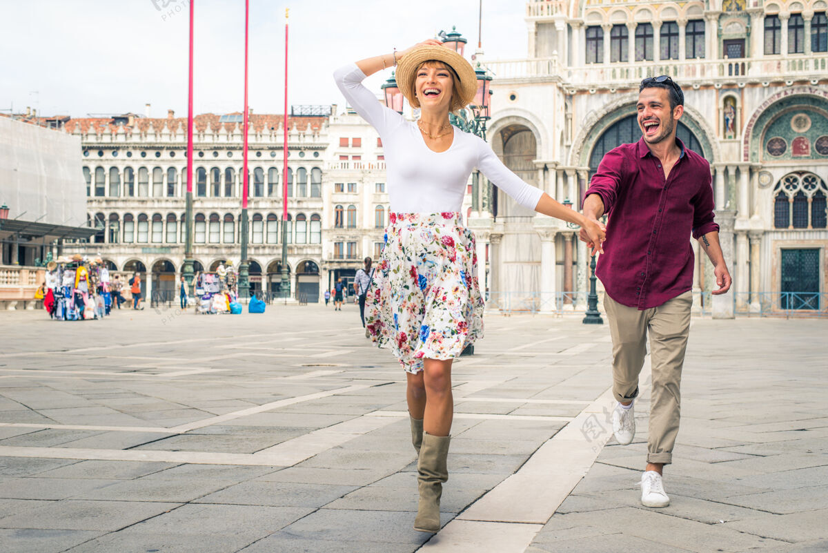 威尼斯年轻夫妇在威尼斯游玩-游客在意大利旅游和观光威尼斯最相关的地标-关于生活方式 旅游 旅游的概念度假年轻男人