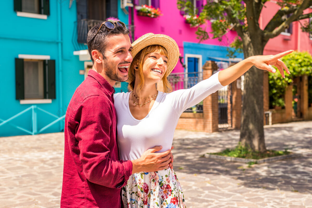 微笑年轻夫妇在威尼斯游玩-游客在意大利旅游和观光威尼斯最相关的地标-关于生活方式 旅游 旅游的概念人旅游欧洲