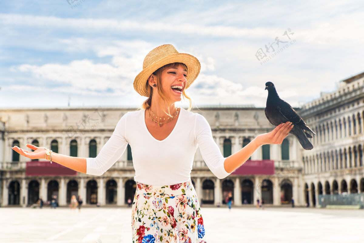 假日年轻女孩在威尼斯游玩-在意大利旅游观光威尼斯最相关的地标-关于生活方式 旅游 旅游的概念旅游人一起