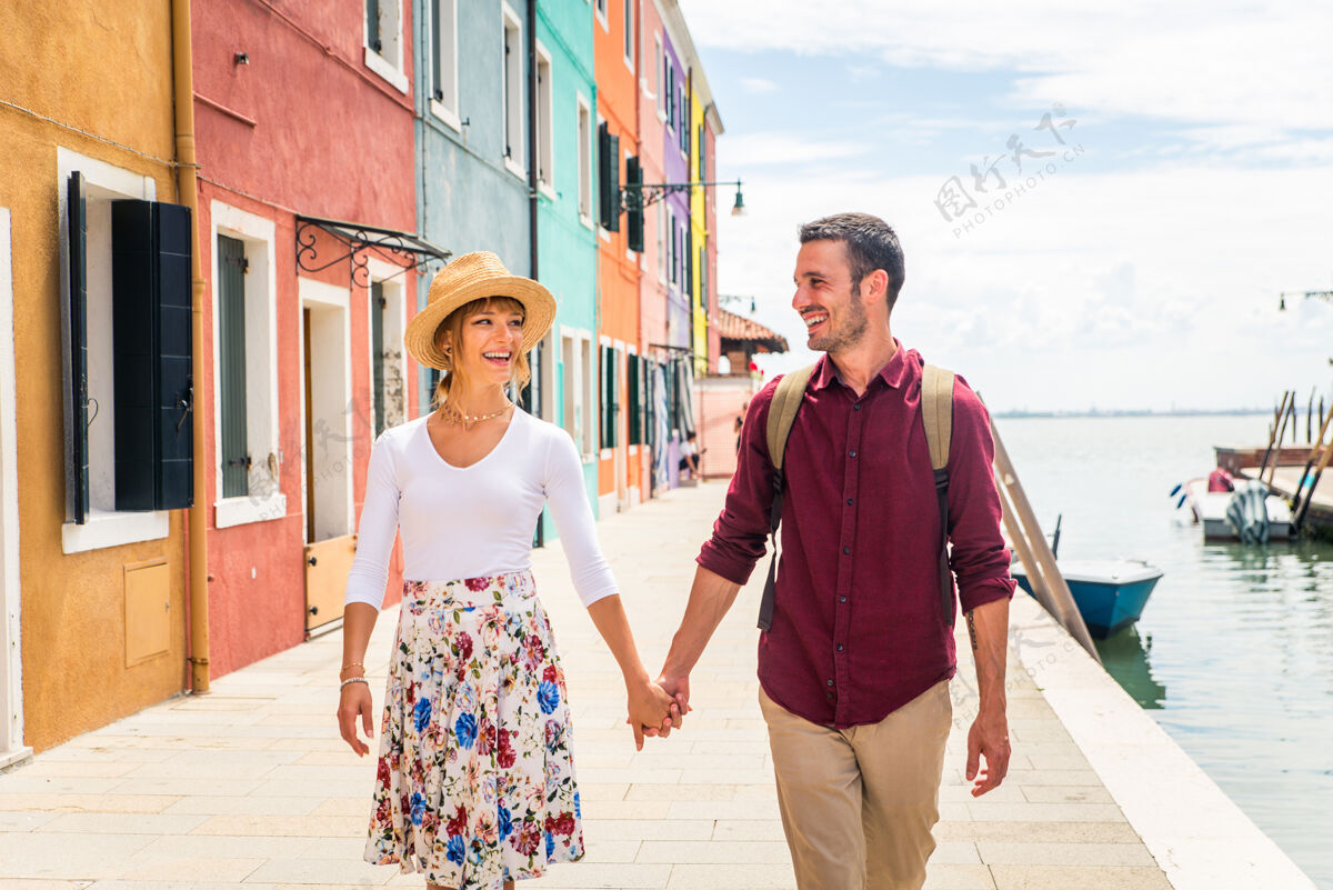男人年轻夫妇在威尼斯游玩-游客在意大利旅游和观光威尼斯最相关的地标-关于生活方式 旅游 旅游的概念旅游目的地城市