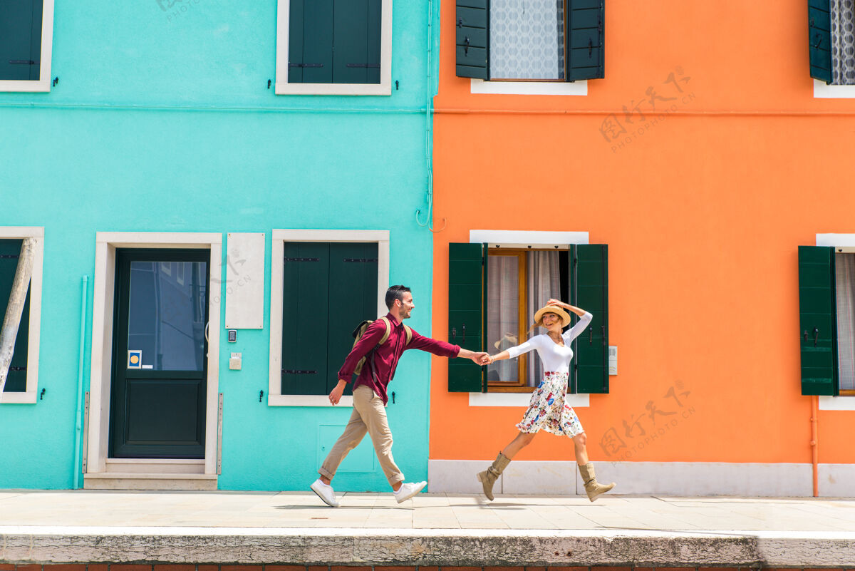 快乐年轻夫妇在威尼斯游玩-游客在意大利旅游和观光威尼斯最相关的地标-关于生活方式 旅游 旅游的概念旅游运河颜色