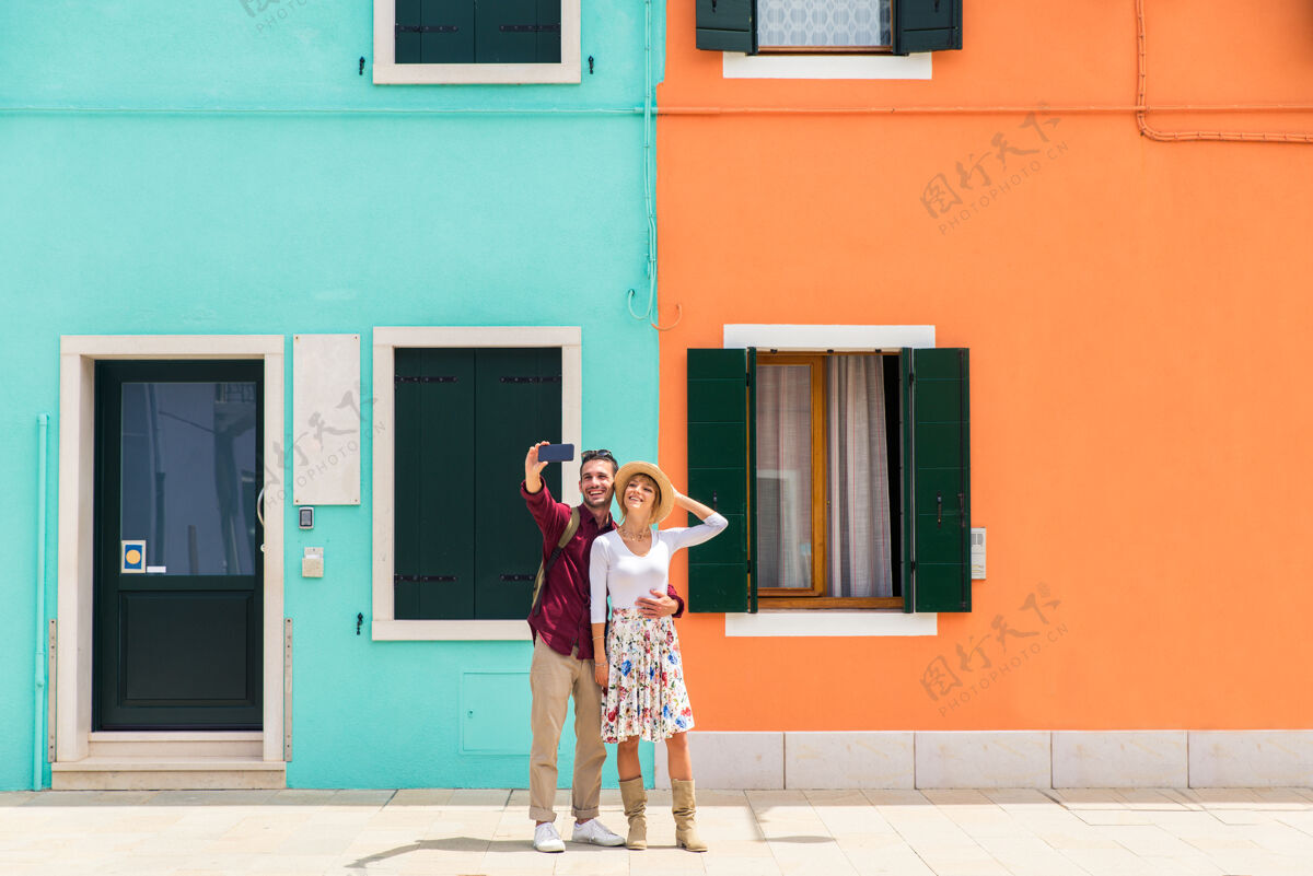 浪漫年轻夫妇在威尼斯游玩-游客在意大利旅游和观光威尼斯最相关的地标-关于生活方式 旅游 旅游的概念意大利生活方式年轻