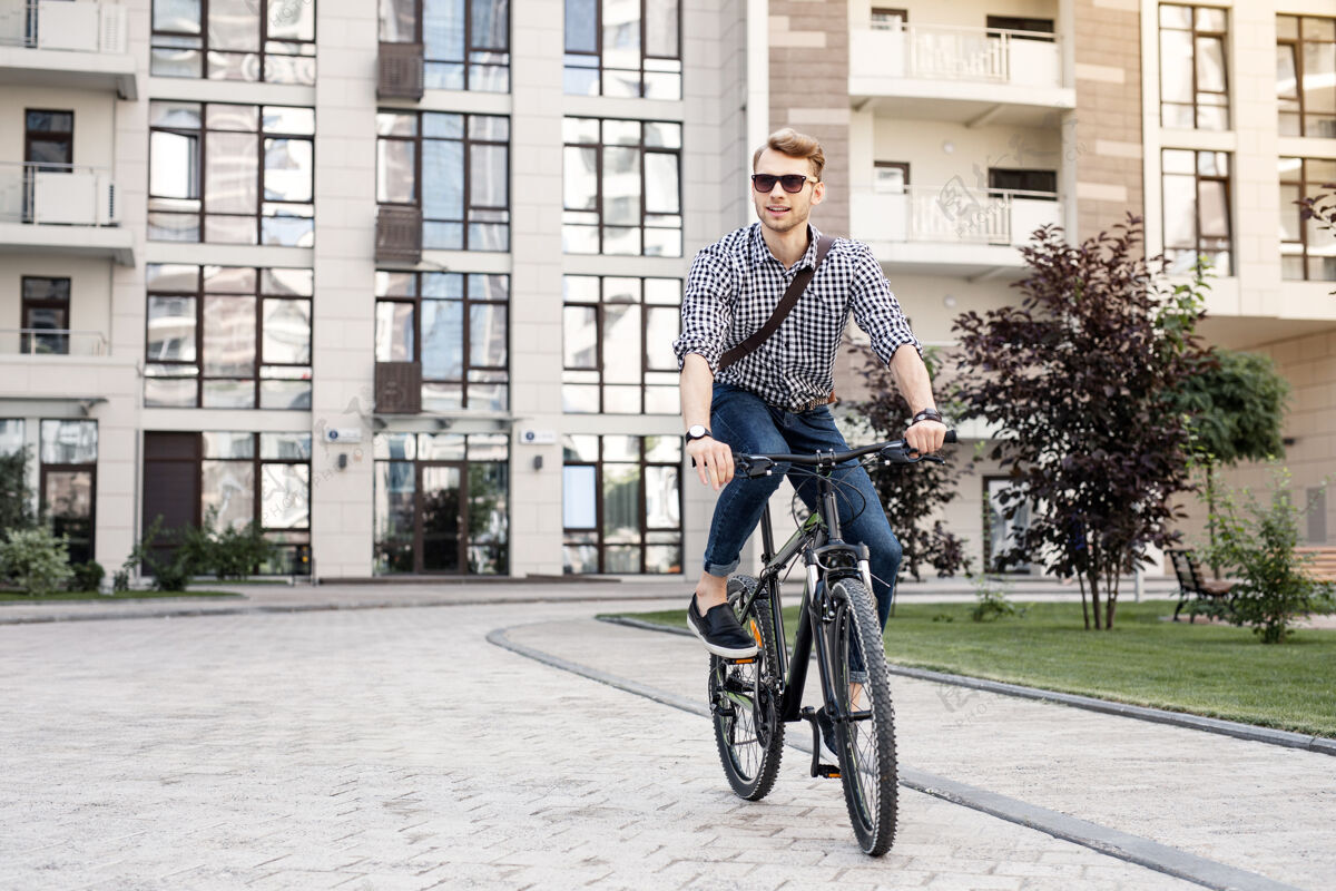 工作快车积极快乐的人微笑着 同时享受他的骑自行车男性运动办公室