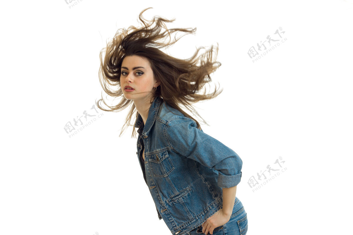 表情漂亮的年轻女子身体前倾 头发在空中飘扬 孤零零地贴在白墙上腿撕破长度