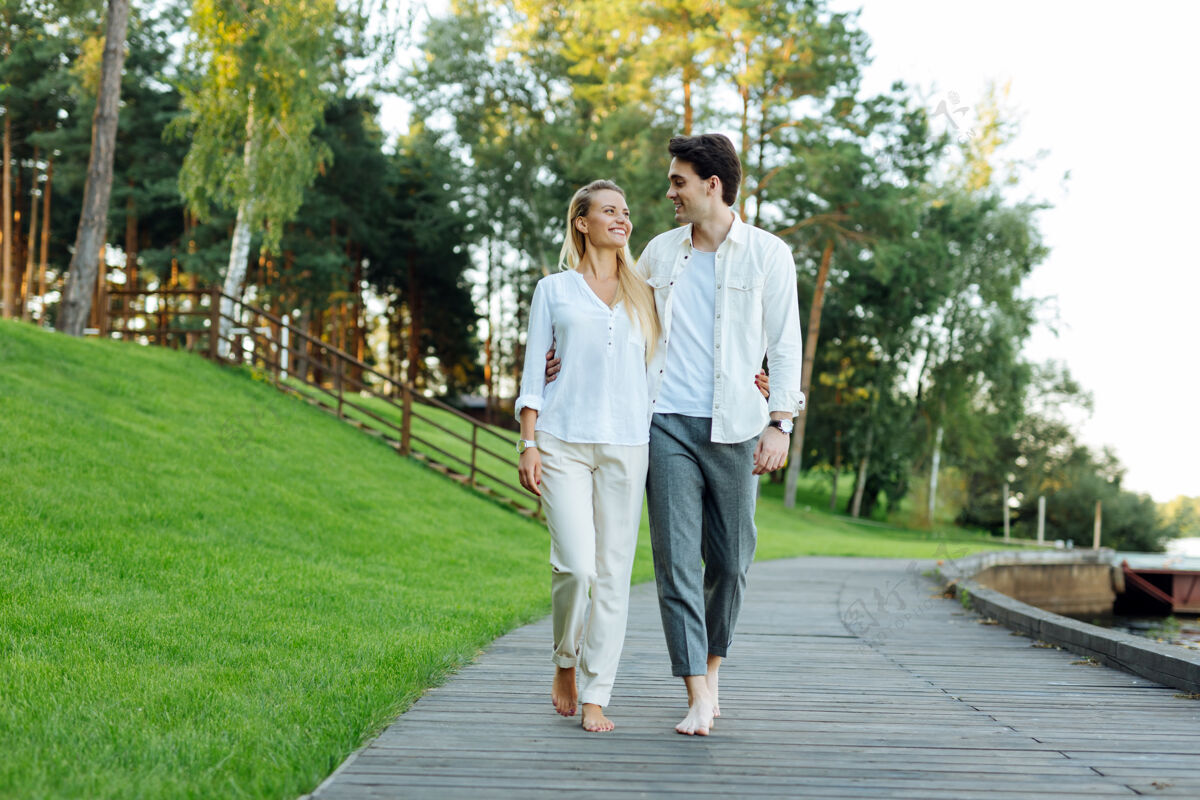 软技能浪漫的约会积极快乐的夫妇看着对方 同时享受他们的浪漫散步赤脚家庭周末
