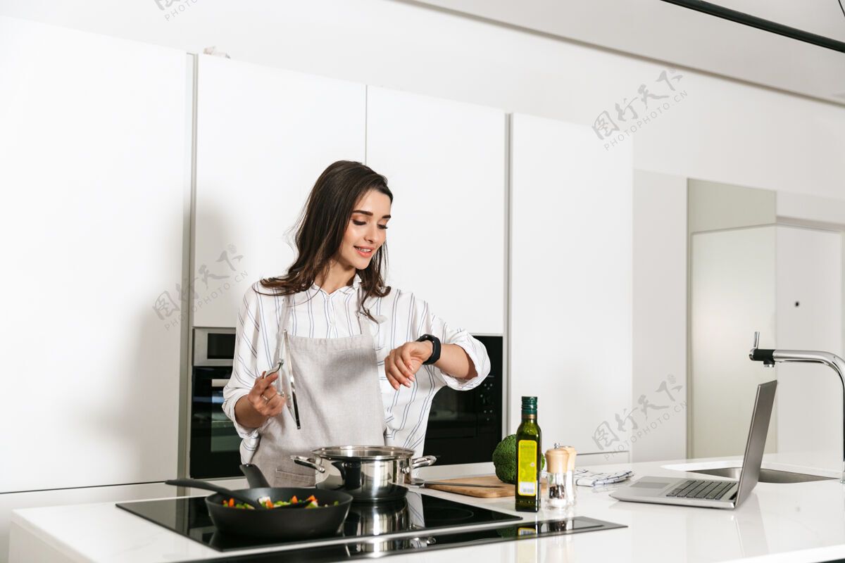 准备漂亮的年轻女子在厨房用煎锅做健康的晚餐晚餐健康有机