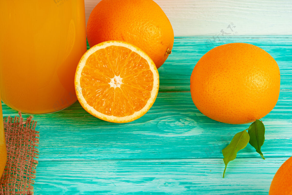 玻璃一杯橙汁和切好的橙子放在桌上切割果汁早餐