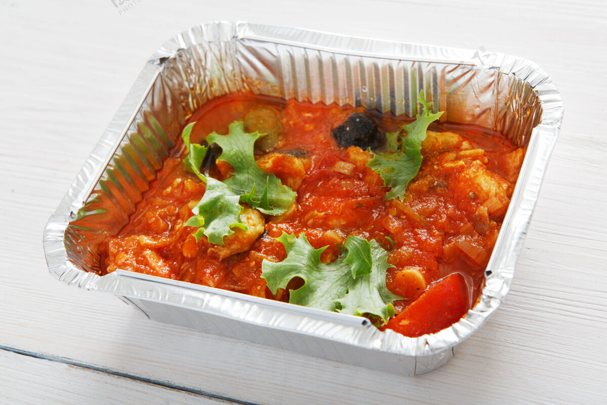 餐厅健康的午餐和饮食概念外卖食物匈牙利莱斯科与西红柿和辣椒在白木食物胡椒蔬菜