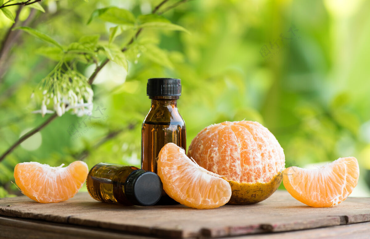 水疗橘子水果和萃取于瓶中的天然有机果汁水果
