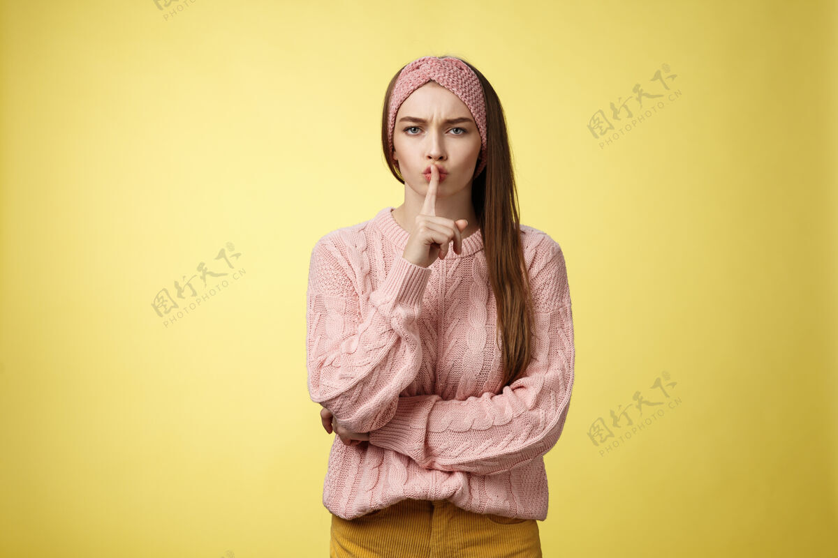 女性穿粉红色毛衣的女人年轻姿态年轻
