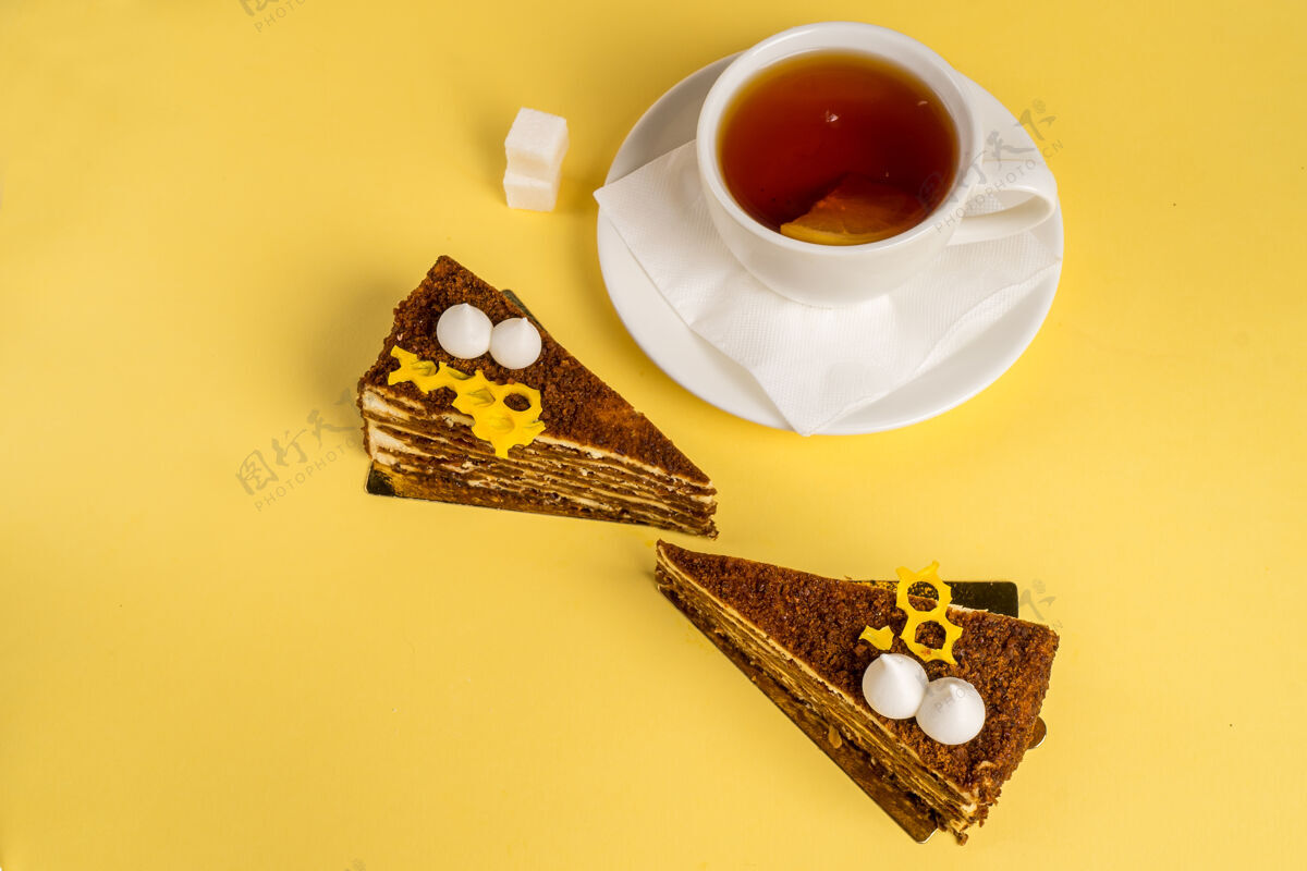 烘焙美味的早餐和蛋糕和红茶上Yellow顶视图复制空间奶油食物盘子