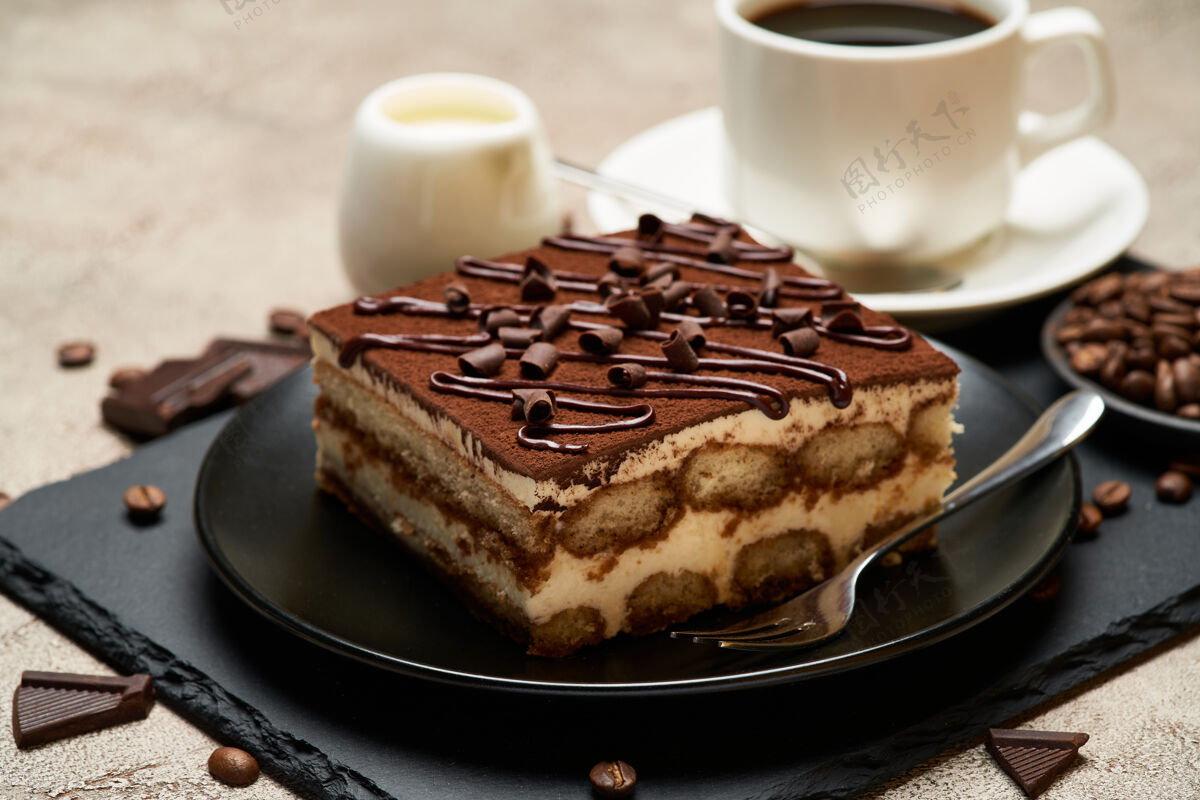 蛋糕一份传统的意大利提拉米苏甜点和一杯浓咖啡放在灰色的水泥桌上咖啡传统可可