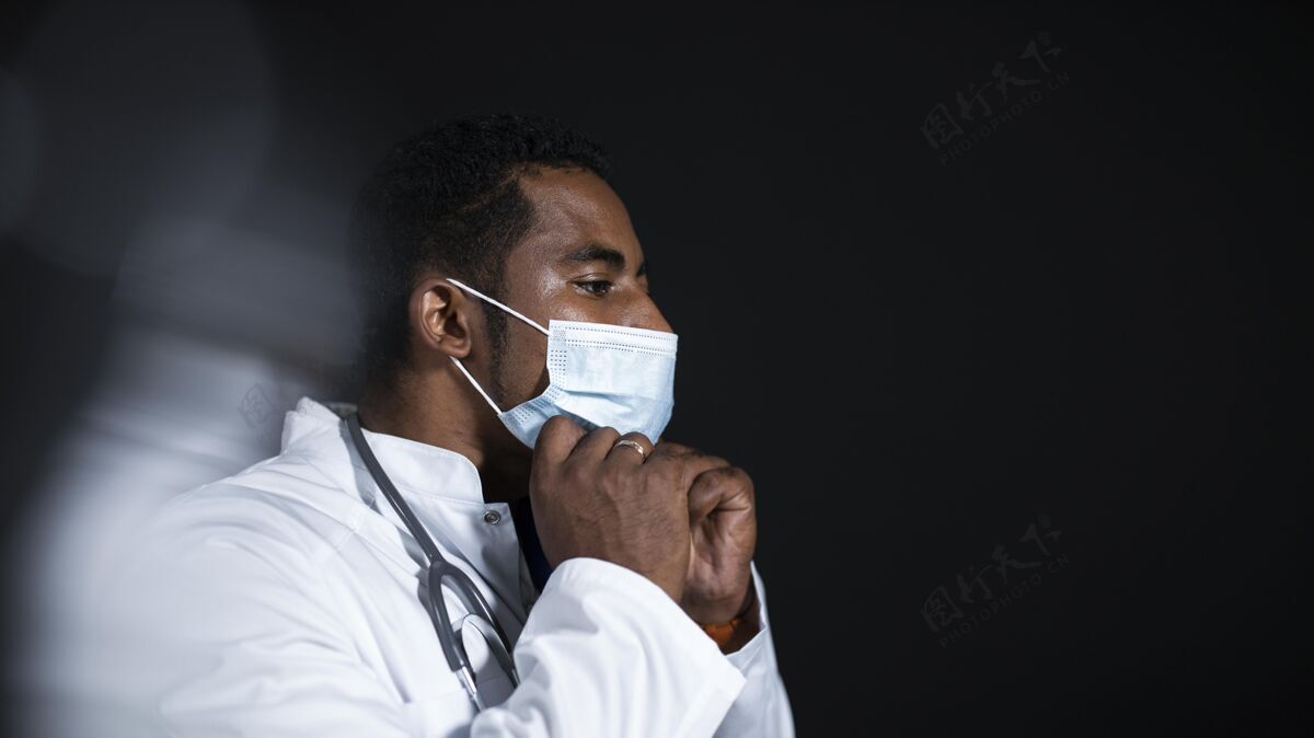 医生戴着面罩的中枪医生健康听诊器健康专业