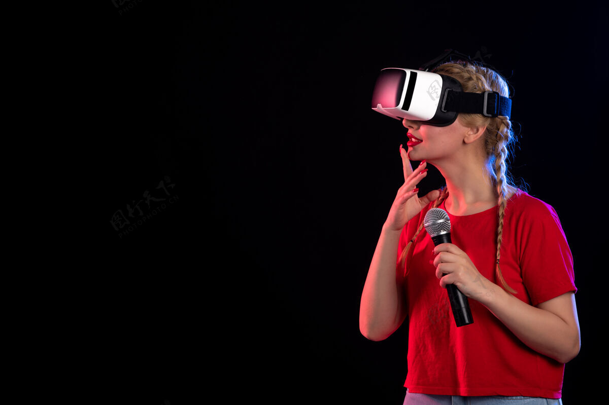 超声波年轻女士的肖像玩虚拟现实和唱歌的黑暗音乐超声波游戏视觉音乐表演娱乐