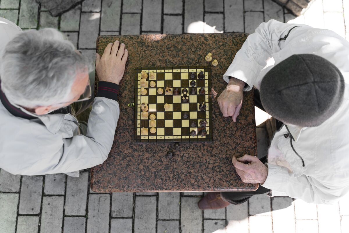 老年人特写男人一起下棋顶视图城市退休老年人