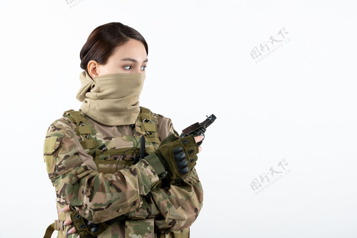 女人伪装白墙手榴弹女兵画像私人枪制服