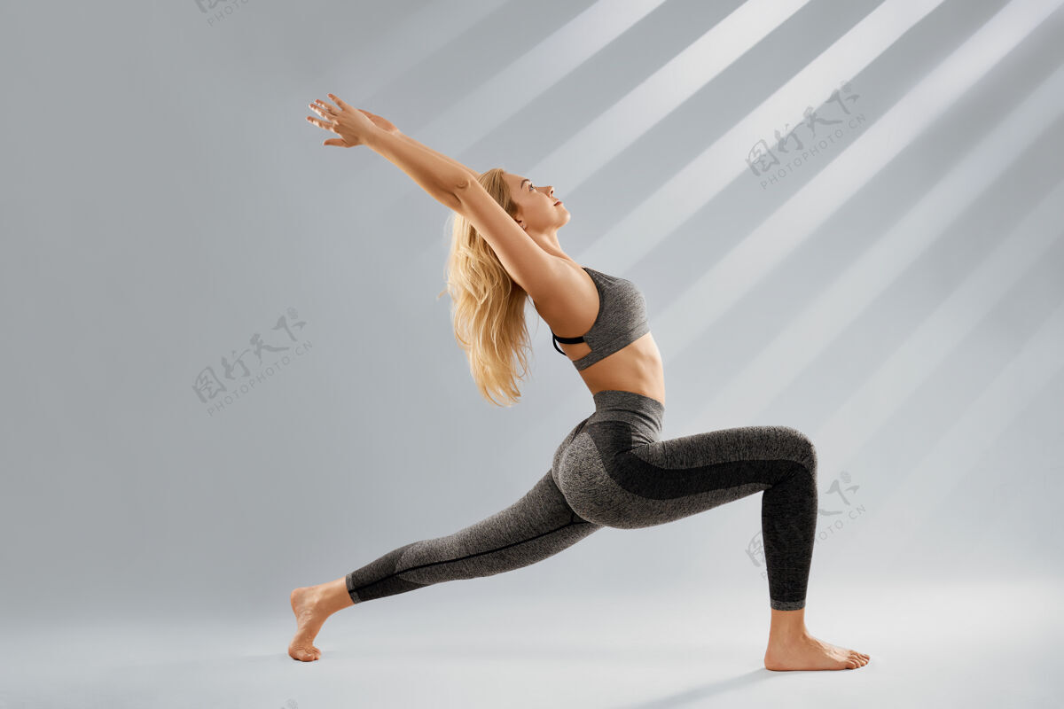 欢呼穿着时髦运动服的金发女人在做瑜伽练习自信冥想女人