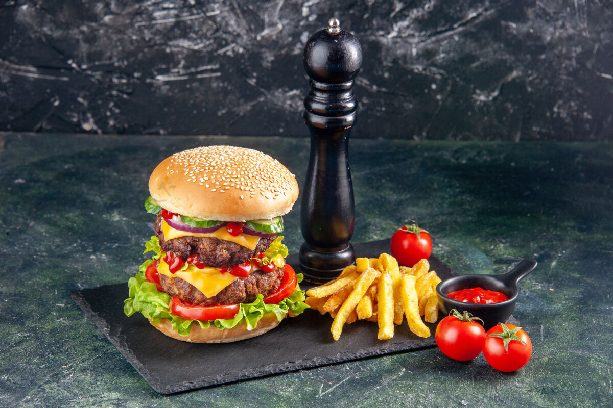 胡椒粉特写镜头美味的三明治和炸辣椒在深色托盘番茄在黑色表面托盘蔬菜节食