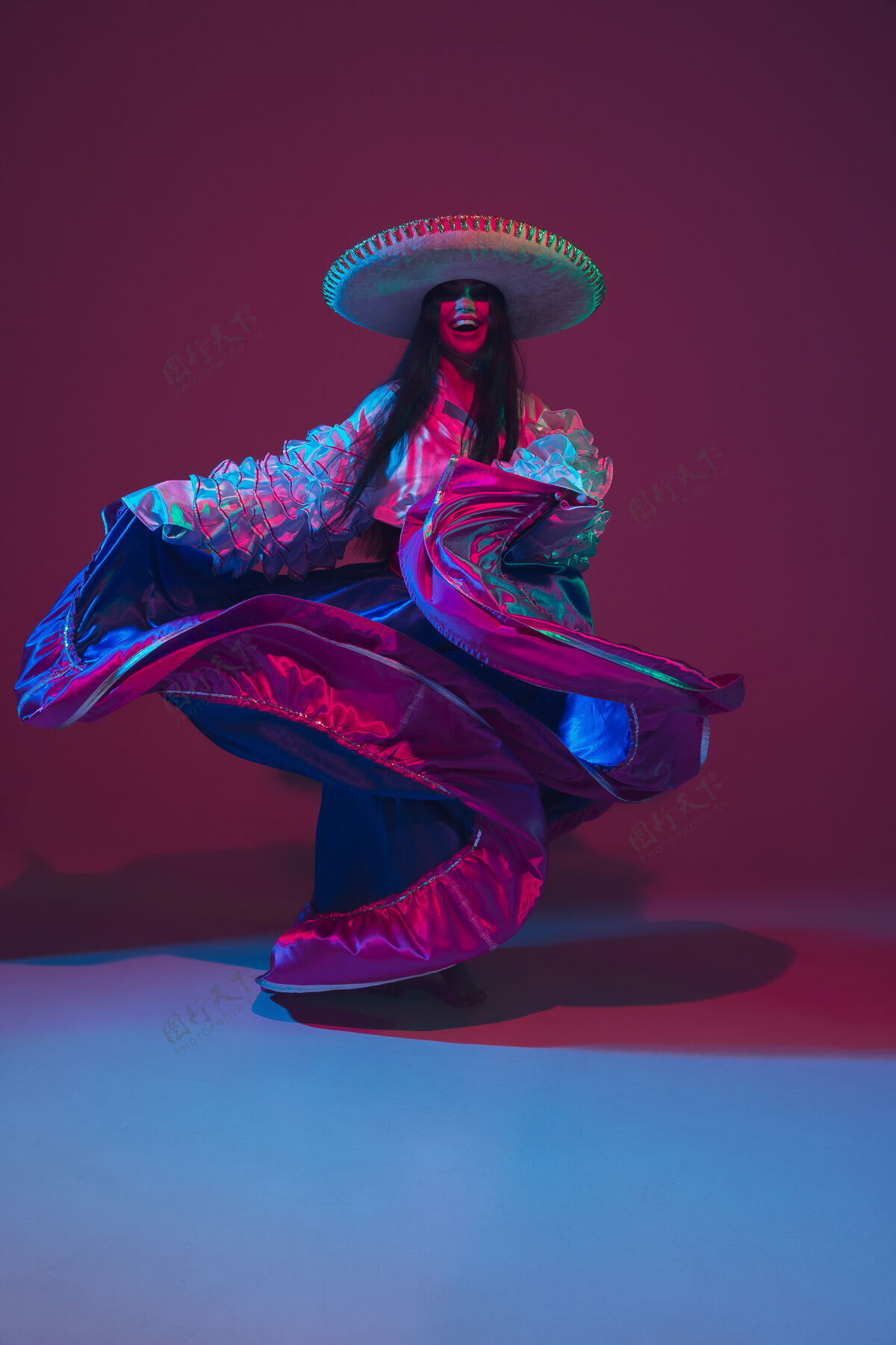 服装美丽的cincodemayo女舞者在霓虹灯下的紫色墙上跳舞女人节日衣服