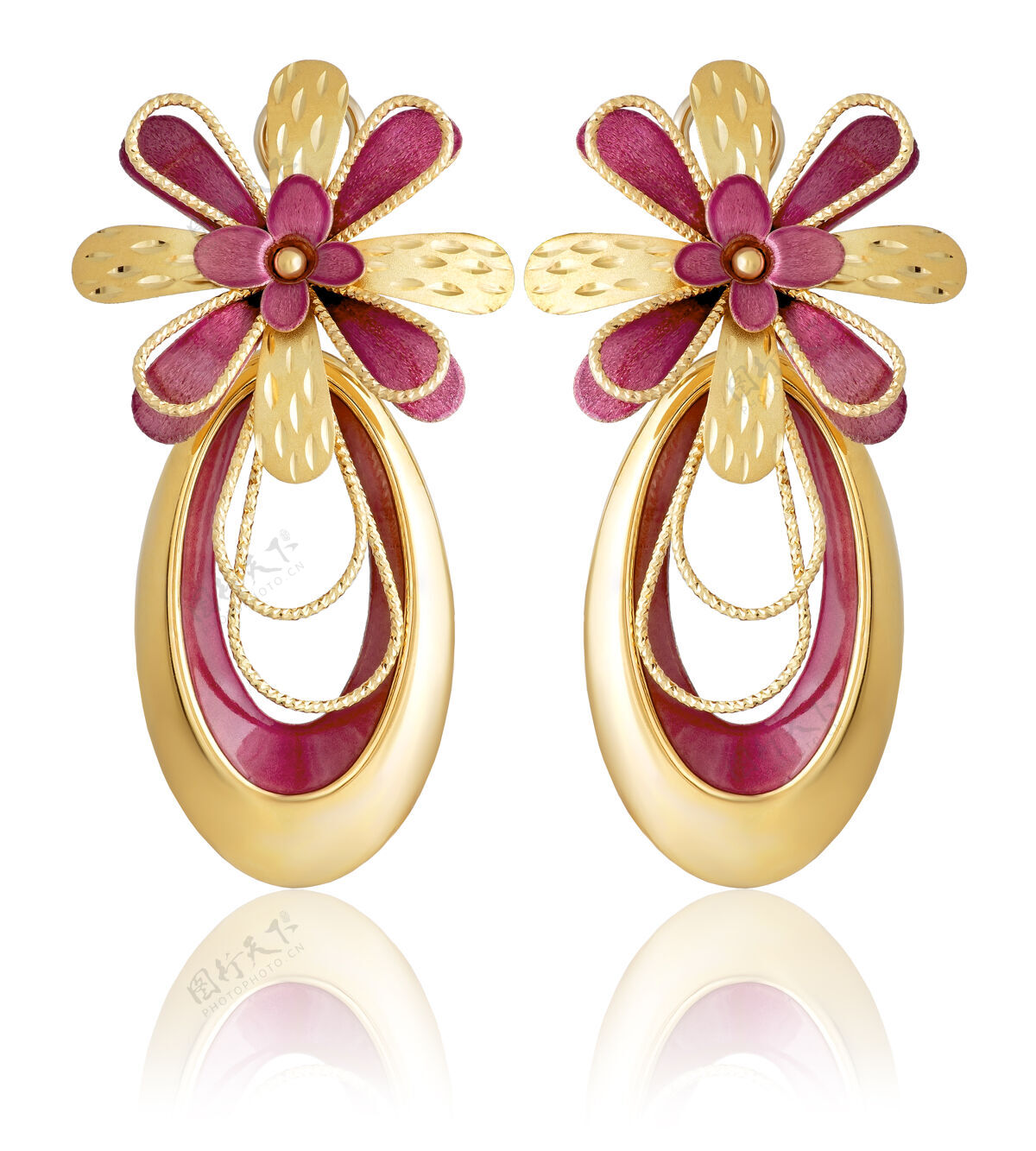 金属时尚的金色耳环与珐琅在白色的背景与反映形状珍贵明亮