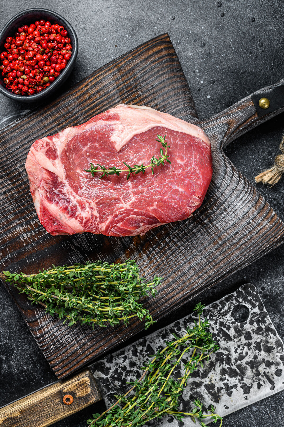 牛排生牛里脊肉牛排黑的地面.顶部查看牛排牛肉食物