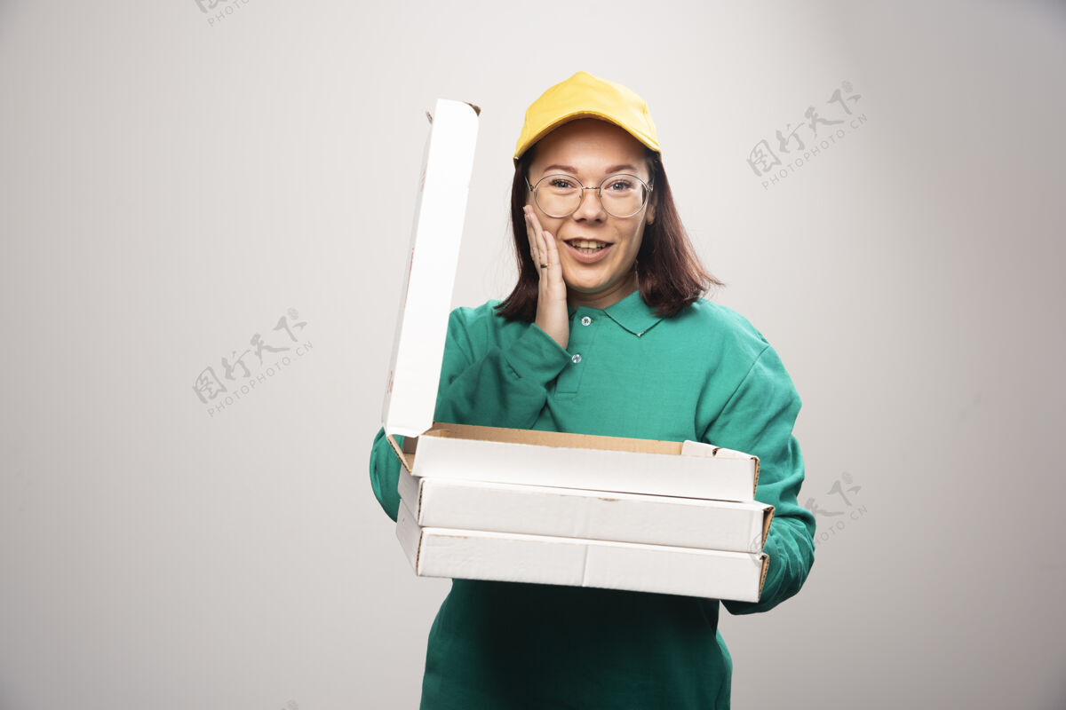 热女送货员拿着一张白色的高质量的比萨饼卡片年轻人香气年轻人