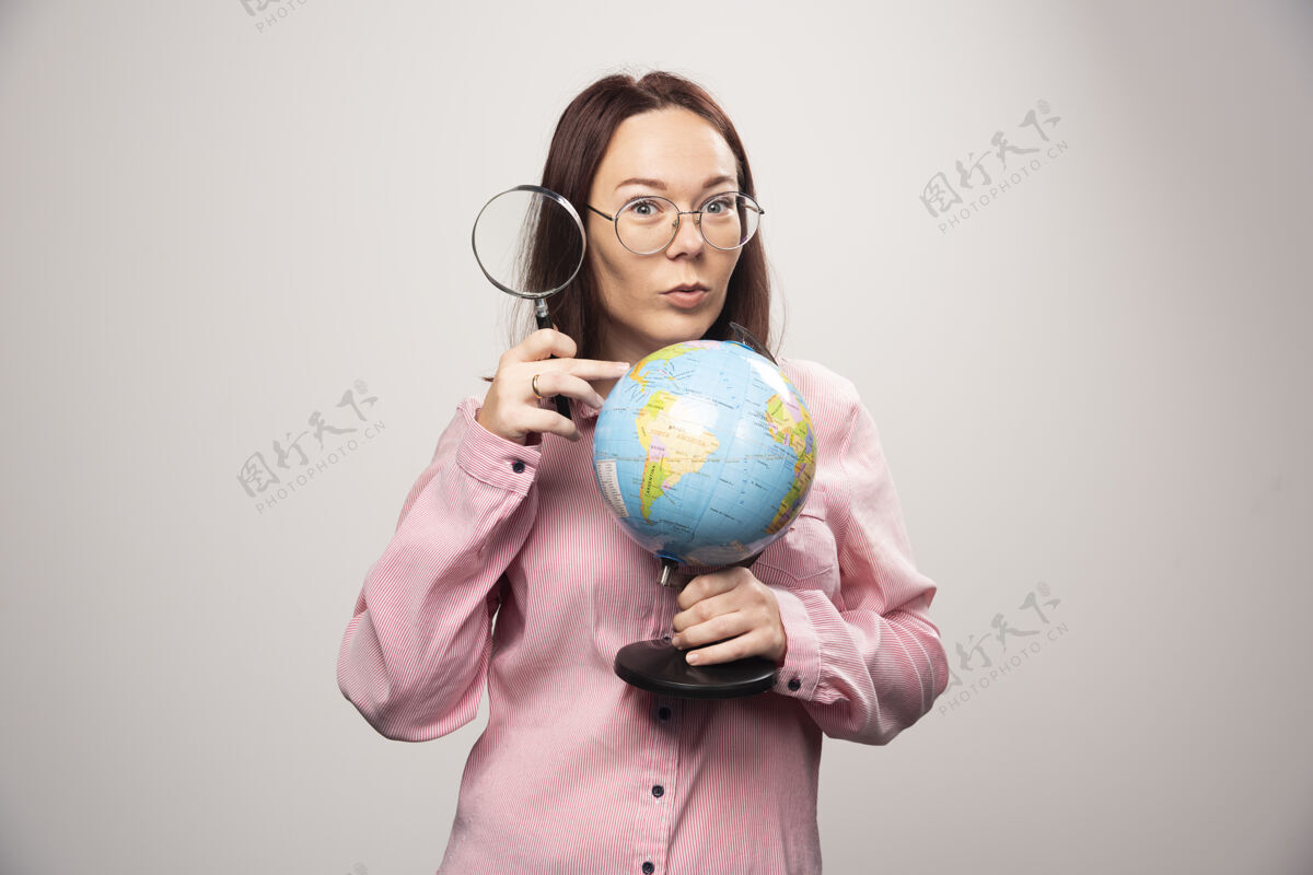 玻璃手持放大镜和地球仪的妇女肖像高质量照片人类成人女性