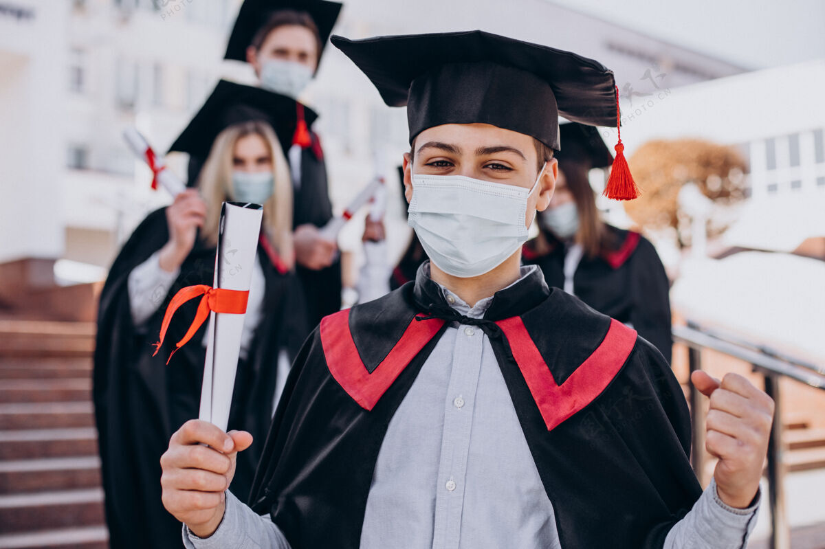 披风一群戴着口罩一起庆祝毕业的学生保护毕业帽医疗面罩