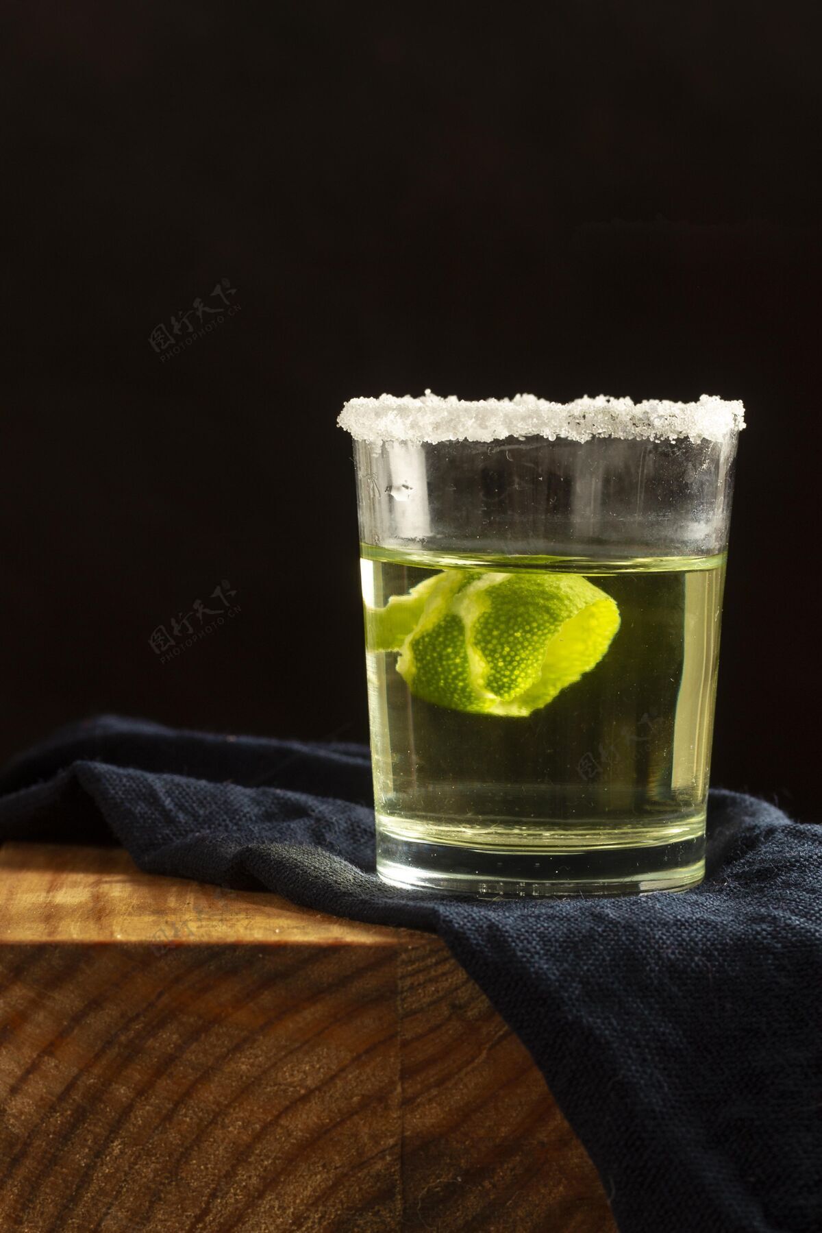 排列美味的mezcal饮料玻璃传统酒