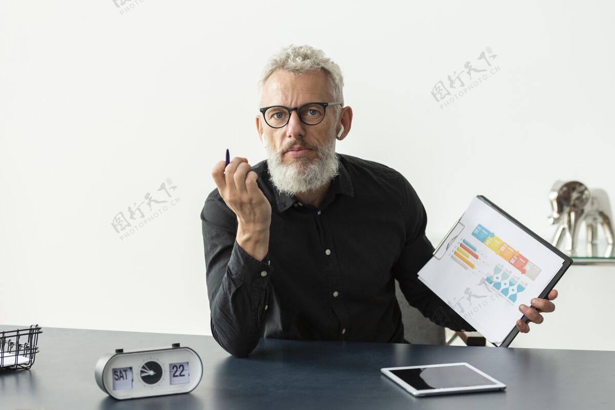 白发家里的老人在笔记本上展示图表 桌上放着平板电脑房子老年人老年人