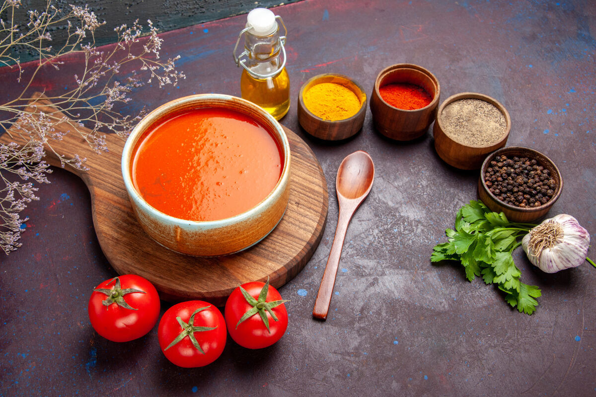 汤半顶视图美味的西红柿汤与新鲜的西红柿和调味品在黑暗的空间调味料碗新鲜