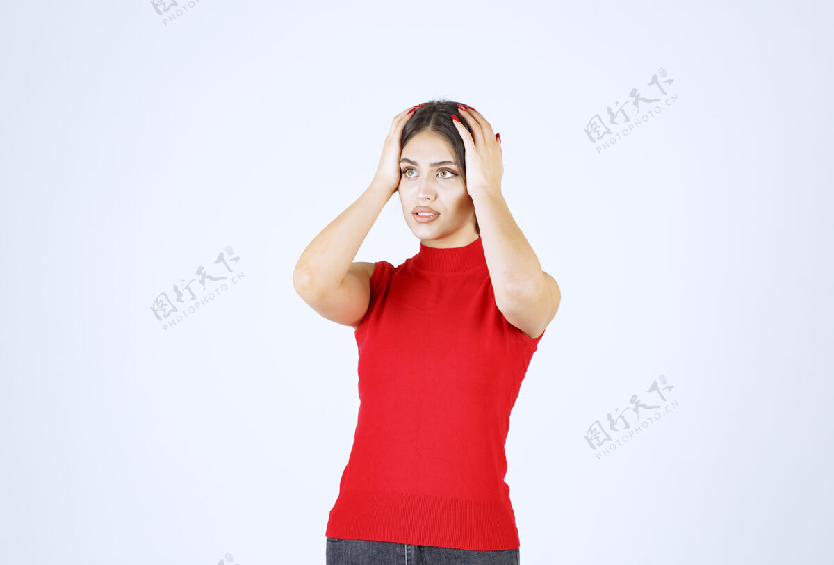 疾病穿红衬衫的女孩头痛 双手抱着头人休闲雇员
