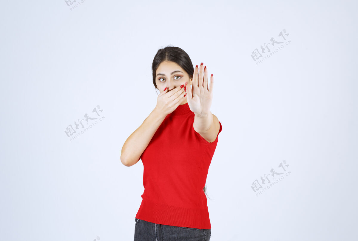人穿红衬衫的女孩用手挡住了什么东西姿势女人模特