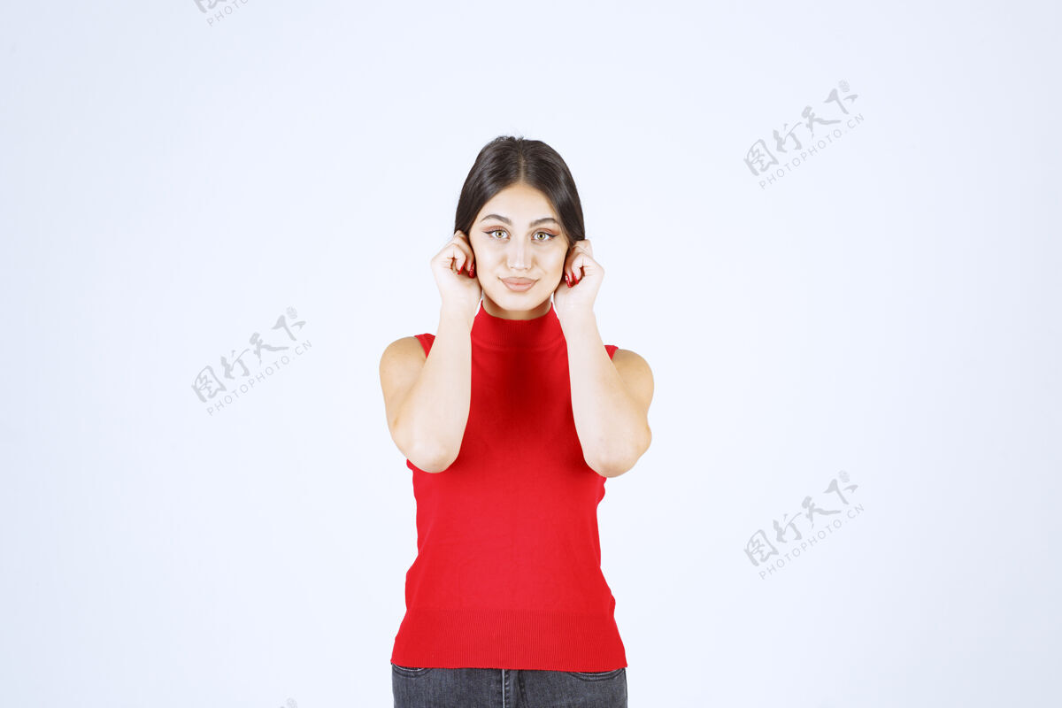 年轻人一个穿红衬衫的女孩拉着耳朵表示倒霉职员姿势人类