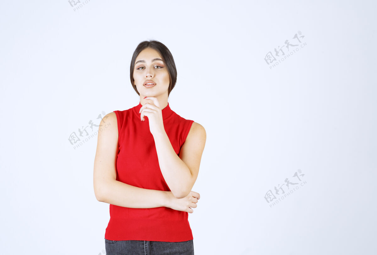工人穿红衬衫的女孩在思考和分析年轻人人成年人
