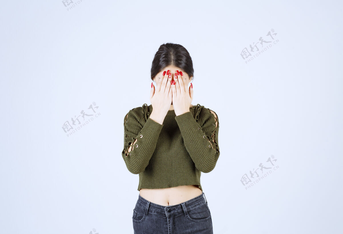 女人站在白色背景上遮住脸的年轻女子女孩自信姿势