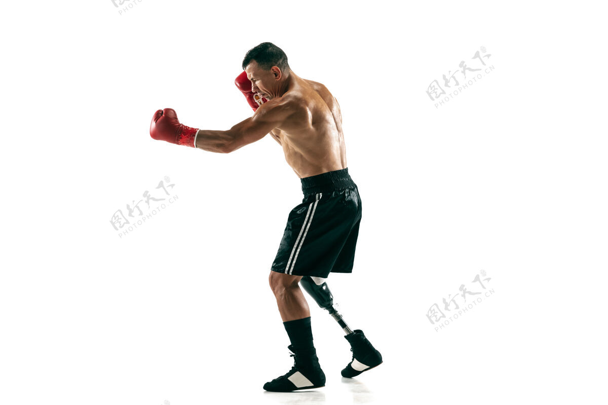 运动带假肢的肌肉运动员的全长肖像 复制空间戴红手套的男拳击手白墙上的孤立镜头强壮拳击消极